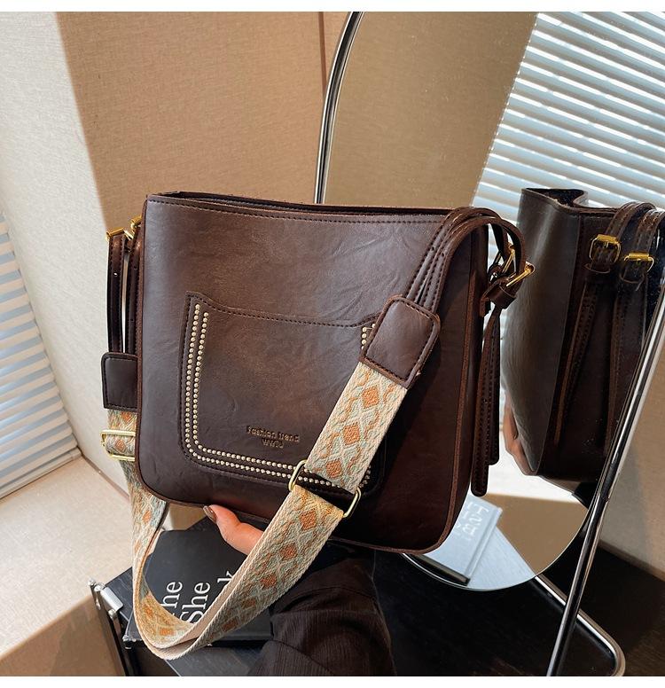 

Французская ретро сумка-ведро большой вместимости женская 2025 новая модная сумка-мессенджер с широким плечевым ремнем универсальная повседневная сумка для通勤