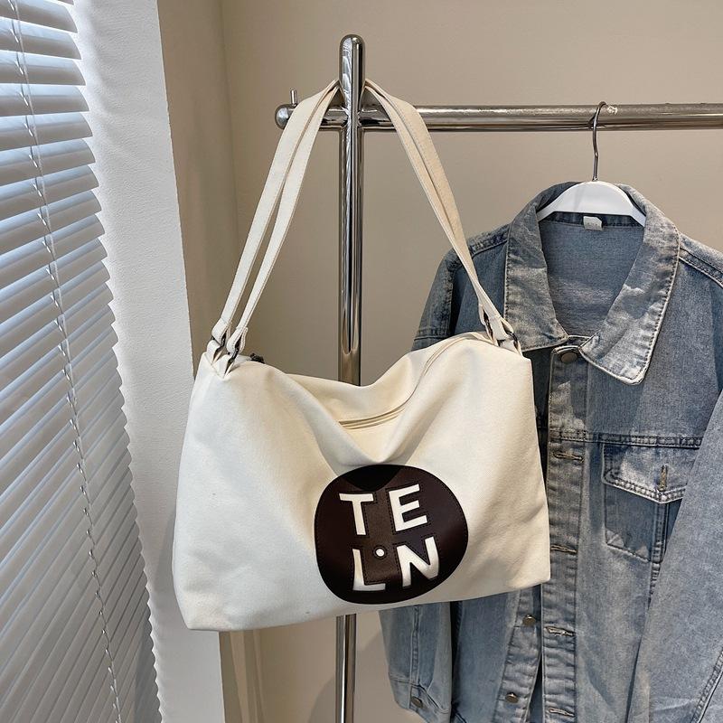 

Сумка женская большой вместимости 2025 новая весенняя нишевый дизайн на одно плечо в зарубежном стиле студенческий класс для поездок на работу сумка-тоут белый