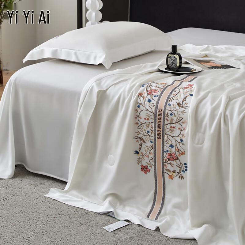 Yi Yi Ai Antibacterial Embroidered Soybean & Mulberry Silk Summer Quilt