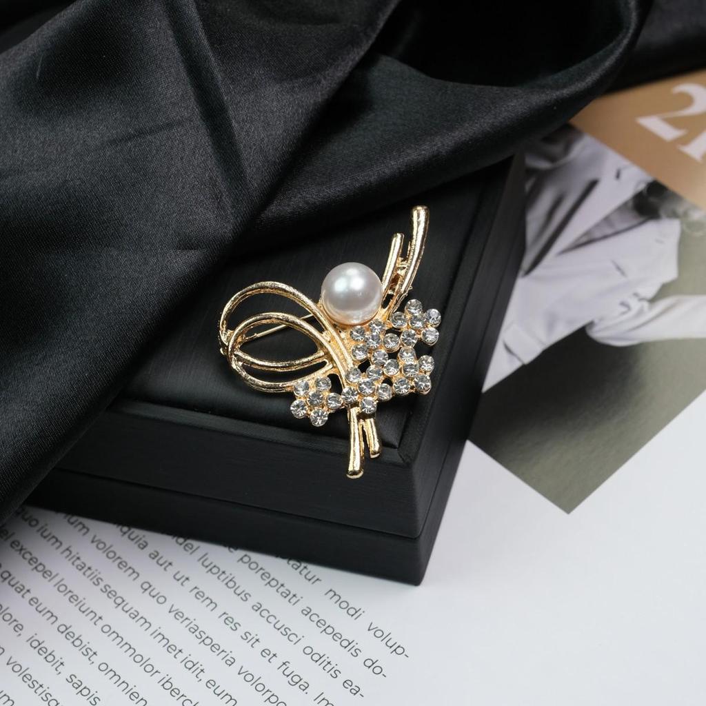 Elegant Versatile Light Luxury Corsage Brooch with Niche Design - Anti-Exposure Pin