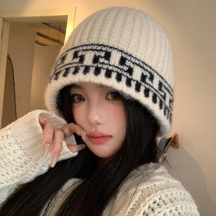 A Versatile Large Head Cap That Makes Your Face Look Smaller and Keeps You Warm in Autumn and Winter
