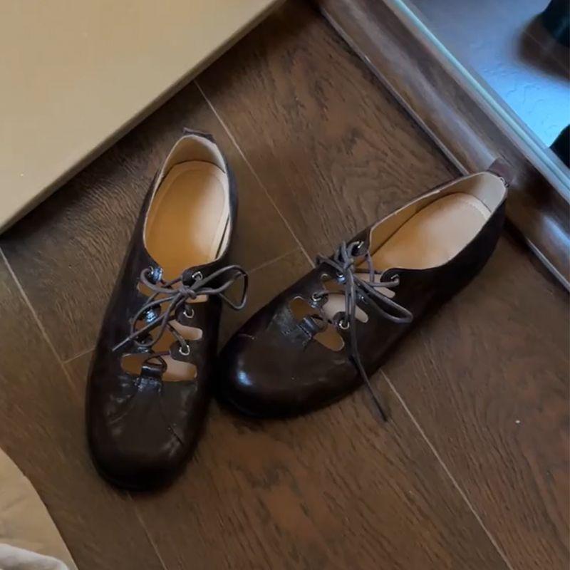

Ретро полые ручной работы маленькие кожаные туфли женские 2025 новые с мелким вырезом на шнуровке в британском стиле на низком каблуке с круглым носком на плоской подошве одинарные туфли 40 коричневый
