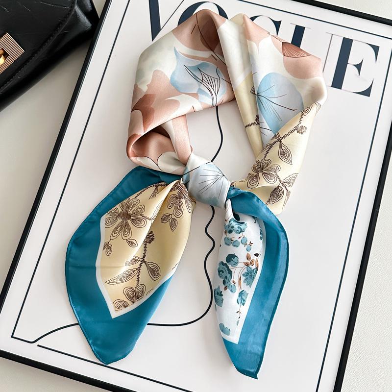 Damski jedwabny szalik w koreańskim stylu: Wszechstronny kwadratowy szalik z kamelią na wiosnę i jesień - do noszenia na szyi, na torebce lub we włosach