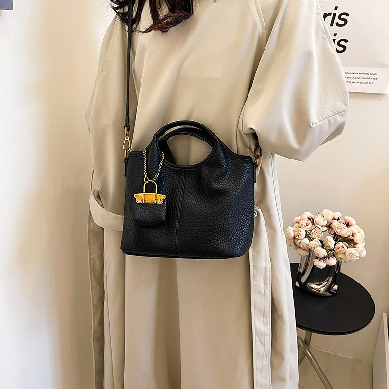 

Retro style large capacity 2024 new casual shoulder tote bucket premium foreign niche shoulder carry чорний