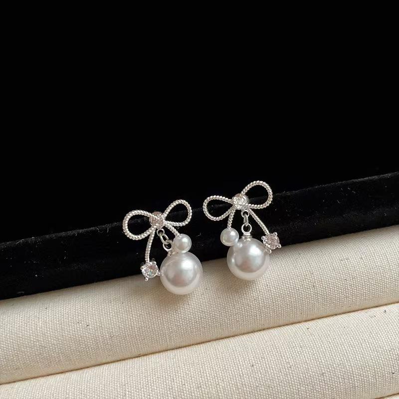 S Simple and stylish high-end earrings, earrings, small and delicate bow pearl stud earrings.