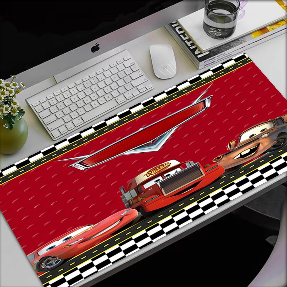 Tapis de Souris Thème Voitures, Base en Caoutchouc Antidérapante, Décoration Multifonctionnelle pour Bureau & Maison, Parfait pour la Personnalisation de l'Espace de Travail.