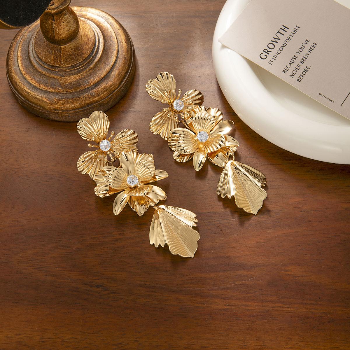 Эпатажные Серьги-гвоздики в Ретро-стиле Легкая Роскошь Золотые Серьги с Кисточками и Алмазными Цветами Уникальные Серьги с Характером