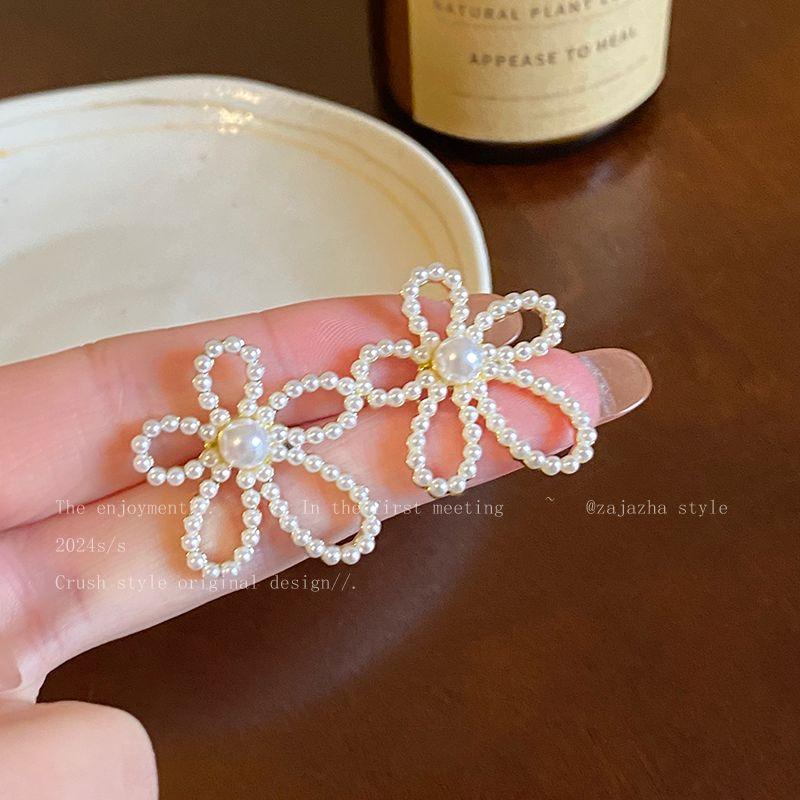 

Жемчужные серьги-гвоздики с цветком Женские Корейская серия Инс Уникальные Новые серьги 2025 Простые и изысканные Универсальные Модные серьги Pair of Pearl flowers