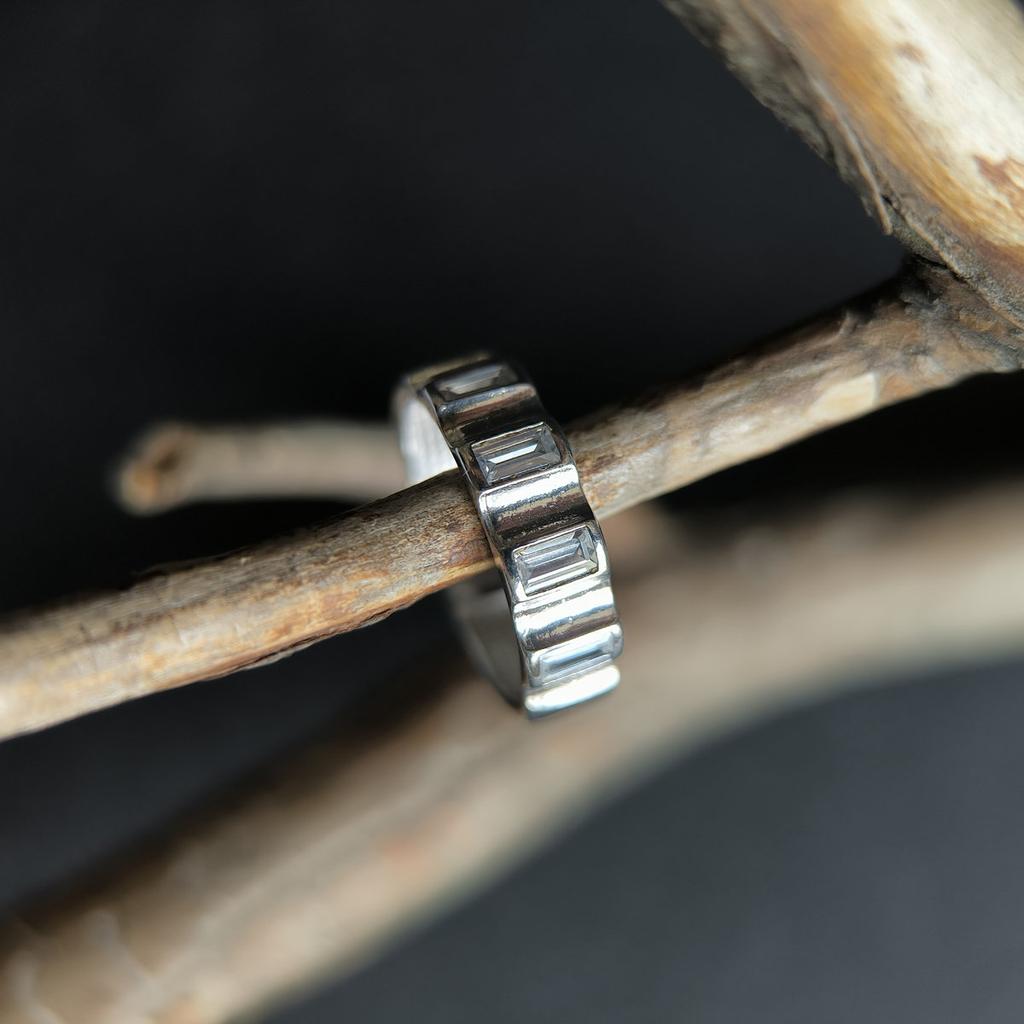Серебряное кольцо с фианитами, вес изделия 1,94 гр (2211211)