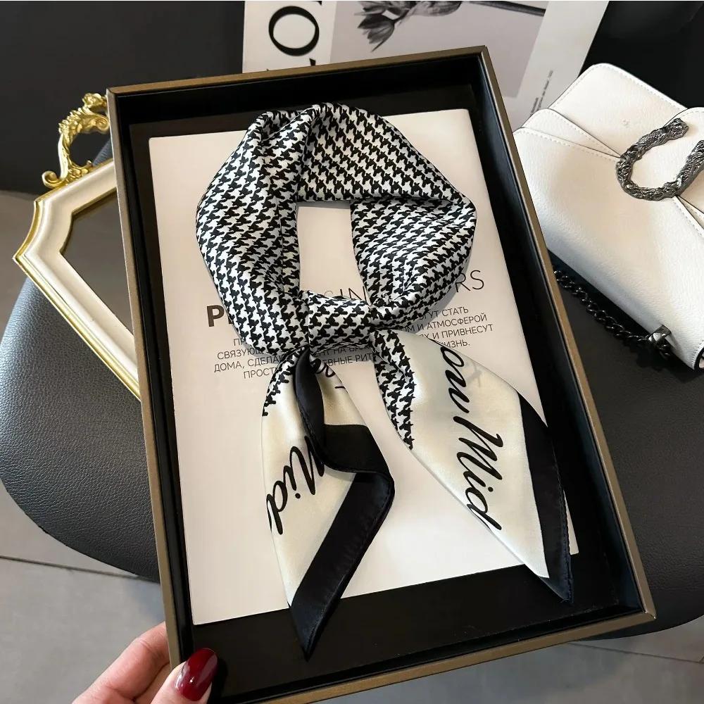 Petit Foulard Carré de Luxe à Imprimé Chaîne en Soie Simulée Foulard Mince pour le Cou Mode Écharpe de Tête Pare-Soleil Femmes 70x70cm