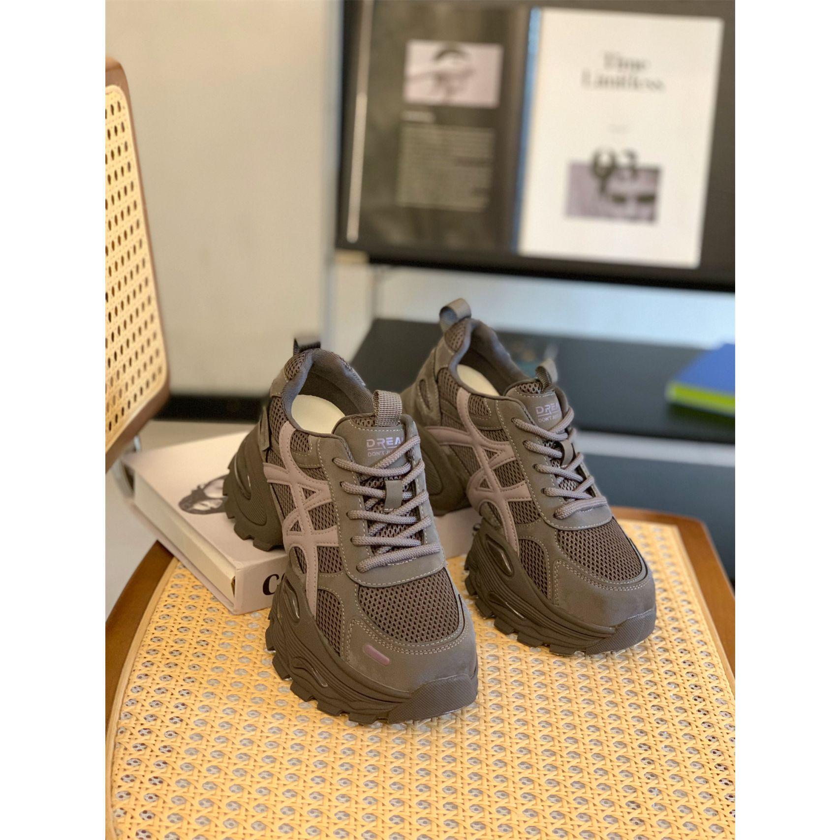 

2025 Женские Ретро Маленькие Модные Повседневные Туфли на Толстой Подошве, Увеличивающие Рост Default Item