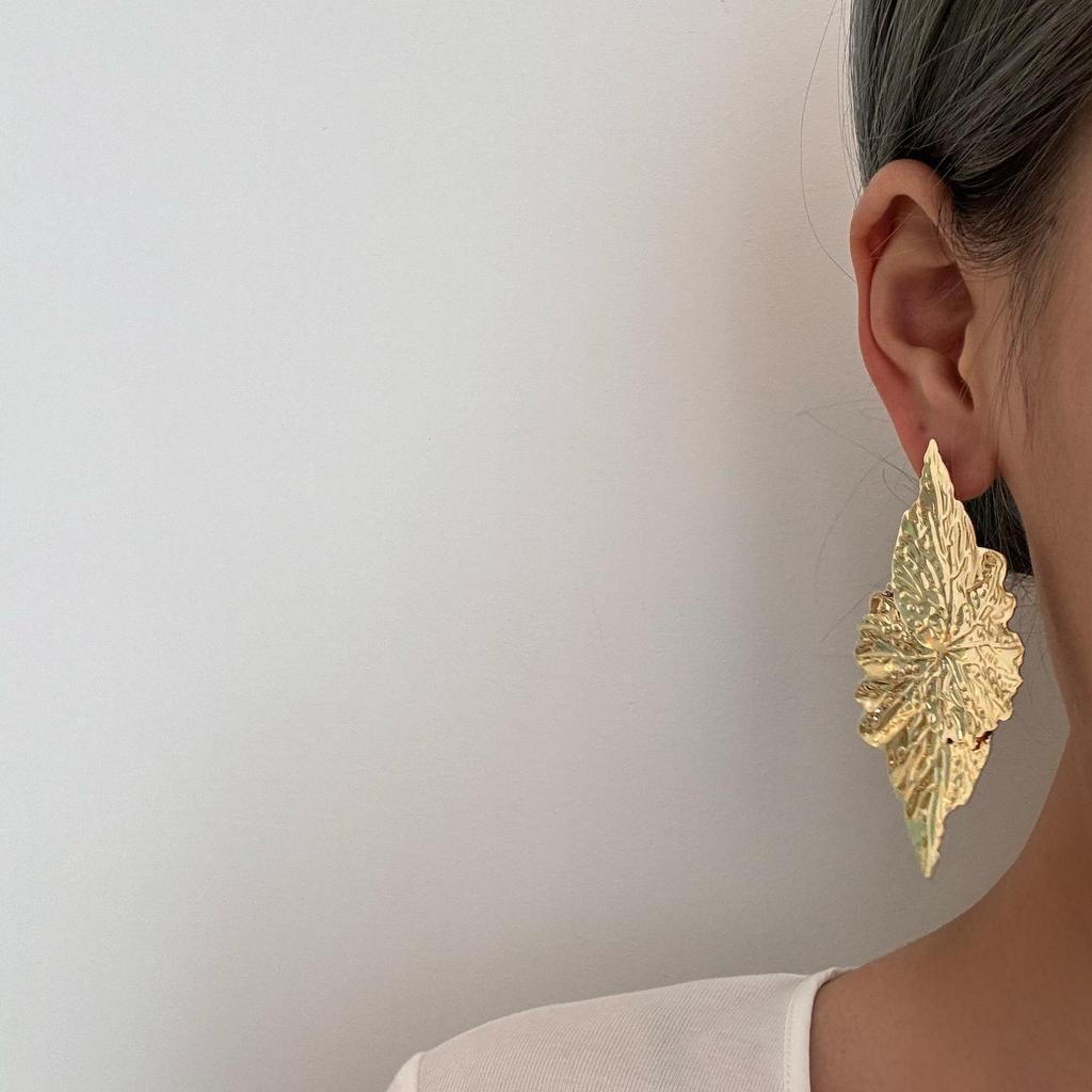 Trendy Women's Pleated Leaf Earrings: European-American Style with Bold, Three-Dimensional Design