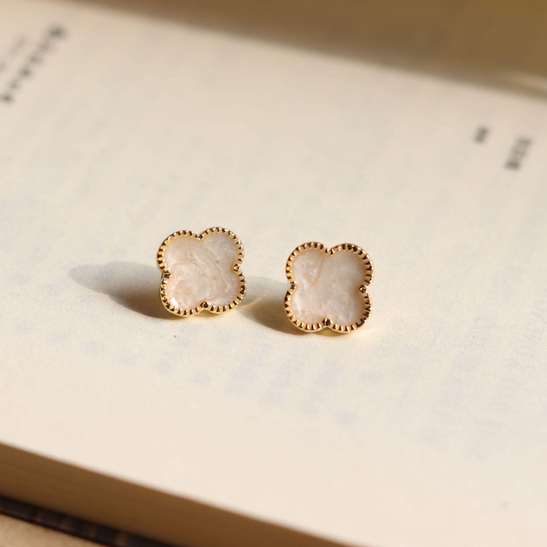 

Капаюча Олія Чотирилисник Прості Легкі Розкішні Сережки Маленькі Ароматні Сережки Офісний Темперамент Унікальні Сто з Жіночими Сережками