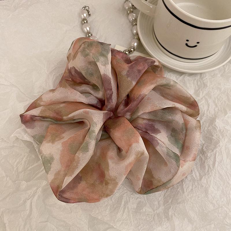 

Шелковая атласная резинка-скранчи с принтом тай-дай «Цвет апельсина» – Элегантный женский аксессуар для волос