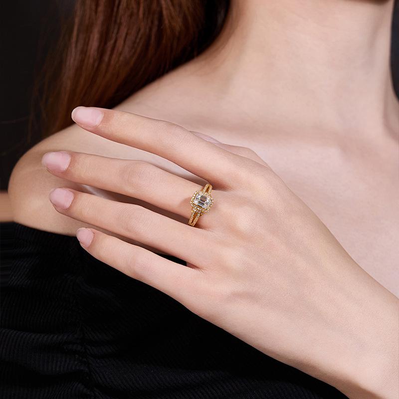 S925 Silver Classic Luxury Emerald Cut Moissanite Ring for Women