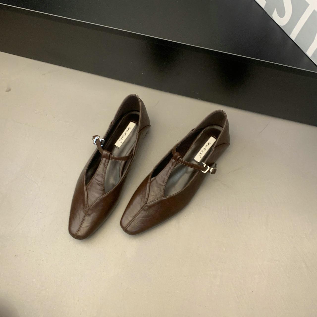 

Серебристые туфли Мэри Джейн с острым носком женские весенне-осенние новые французские ретро темпераментные для поздних вечерних поездок на работу толстый каблук маленькие кожаные туфли 40