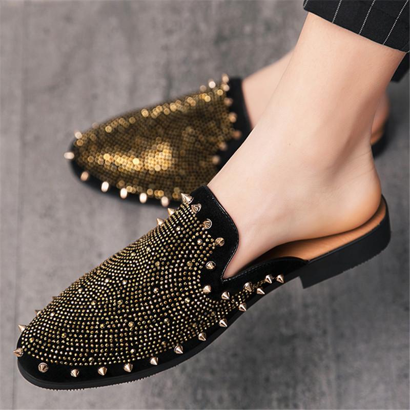 Moda Nuovo Designer Uomo Borchie Strass Pelle Verniciata Mezzi Scarpe Per Uomo Hip-hop Rock Zoccoli Sandali Mocassini Casual Pantofole