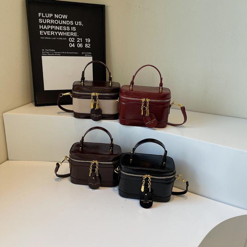 Módní super horká malá kabelka ženy 2025 nová high-end všestranná taška přes rameno jaro a léto módní přenosná krabičková kabelka