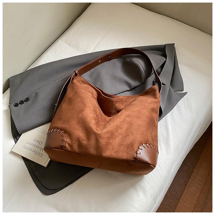 

Fashion super fire tote bag MV2025 new large-capacity versatile commuter shoulder bag high-texture retro messenger bag коричневий