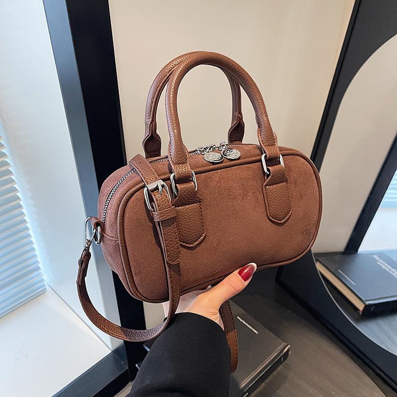 

Матовая текстура портативная сумка Boston 2025 осень новая мода для通勤 универсальный темперамент ретро сумка-мессенджер женская кофейный