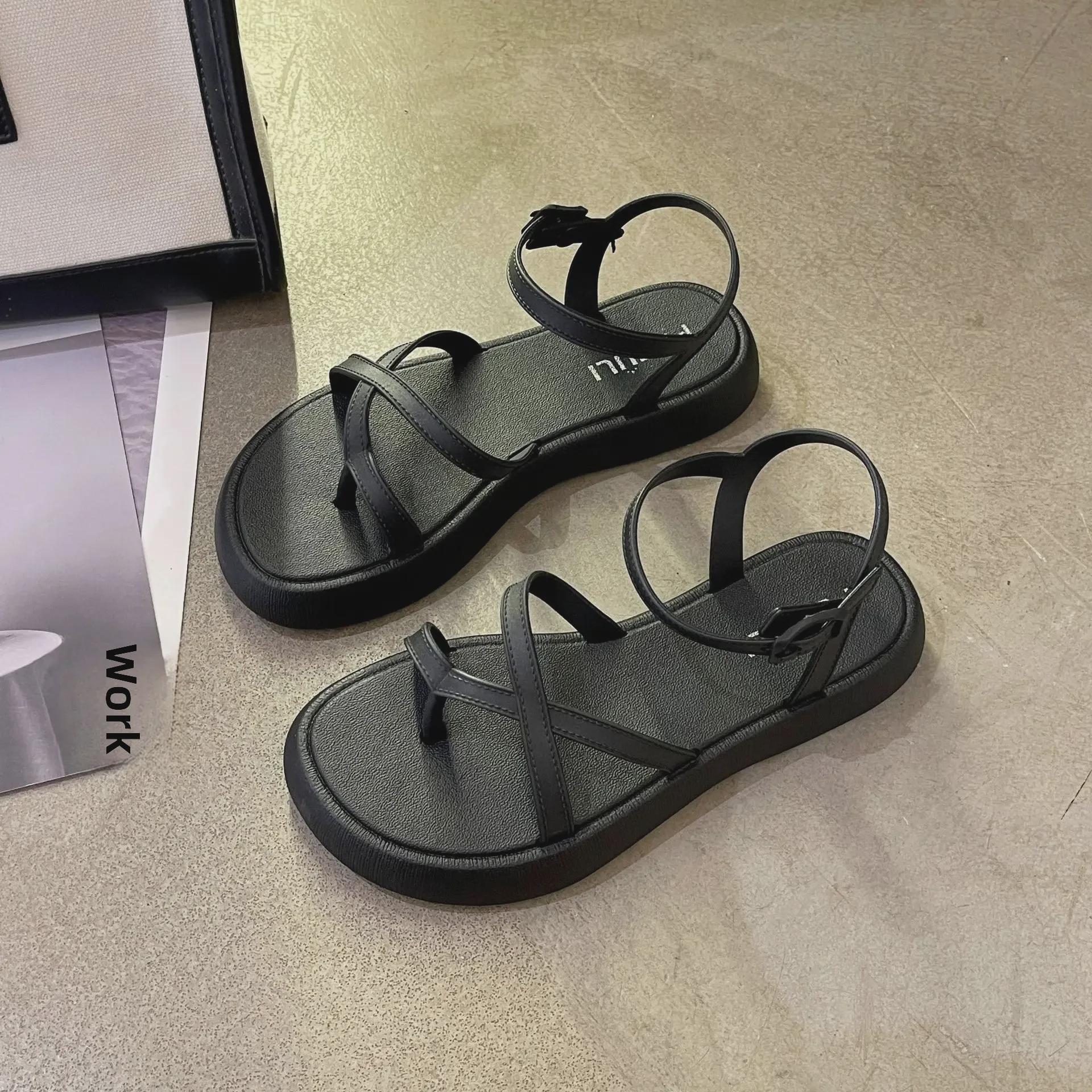 

Жіночі літні відкриті босоніжки ремінці на плоскій підошві з пряжкою - новий модний казковий стиль