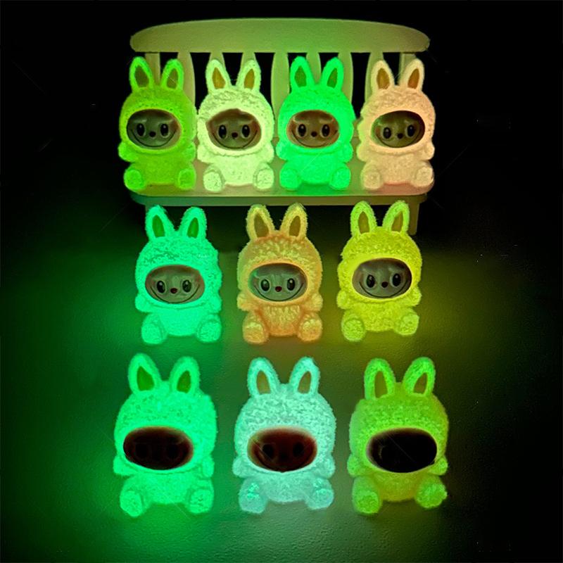 2ks Mini Svítící Flocking Labubu Figurky Mini Panenka Pryskyřičné Řemesla DIY Ozdoba Dětské Ložnice Domácí Stolní Dekorace Doplňky