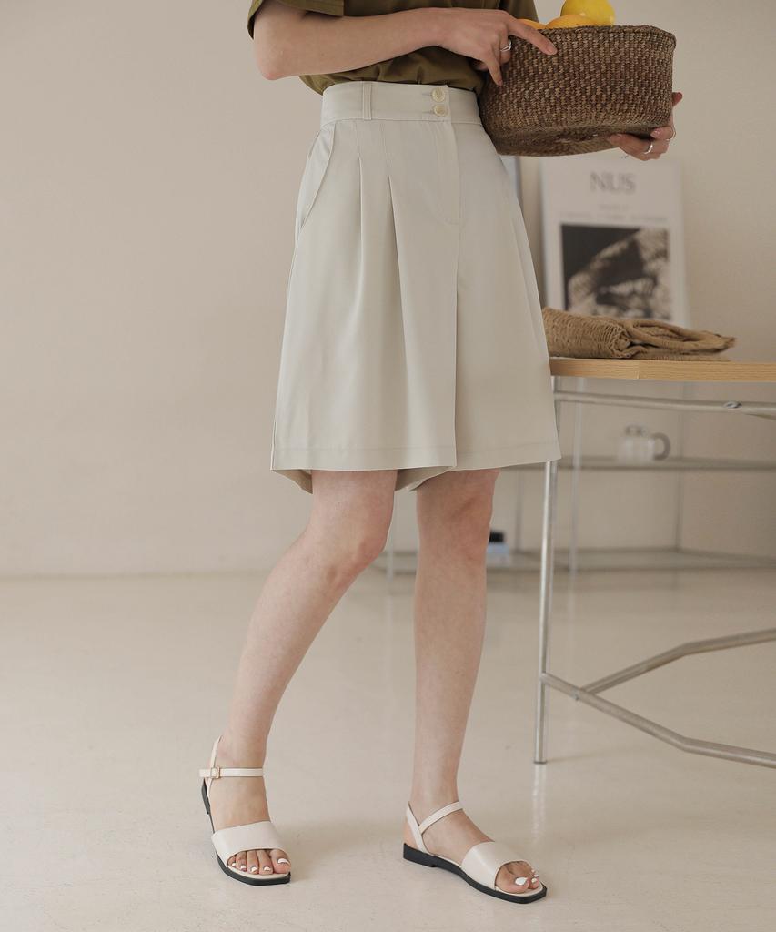 Jikeulib Two-Button Pintuck Line Bermuda Shorts