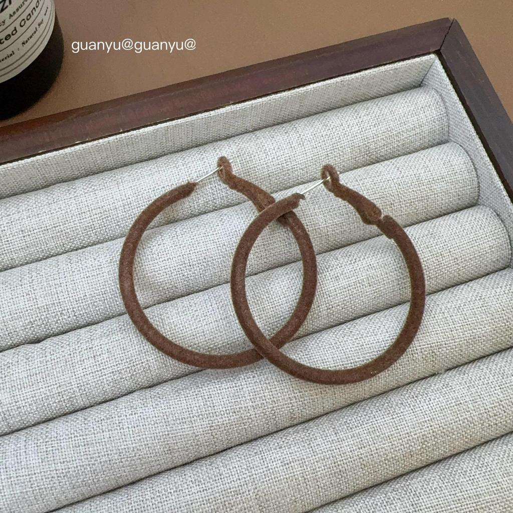 Chic Flocked Circular Pendant Stud Earrings: Light Luxury, Unique Personality, Versatile for Fashion-Forward Women