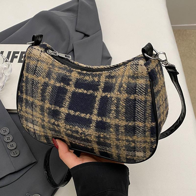 

Популярная в этом году женская сумка 2025 новая модная универсальная ретро сумка-мессенджер женская ins универсальная наплечная сумка-мессенджер