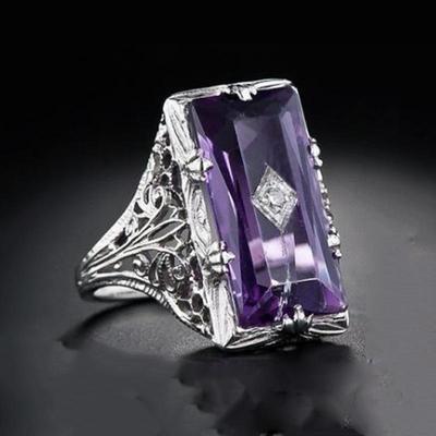 Anillo de Princesa de Amatista: Gema Rectangular Biselada Incrustada con Diseño de Filigrana Hueca Europeo y Americano