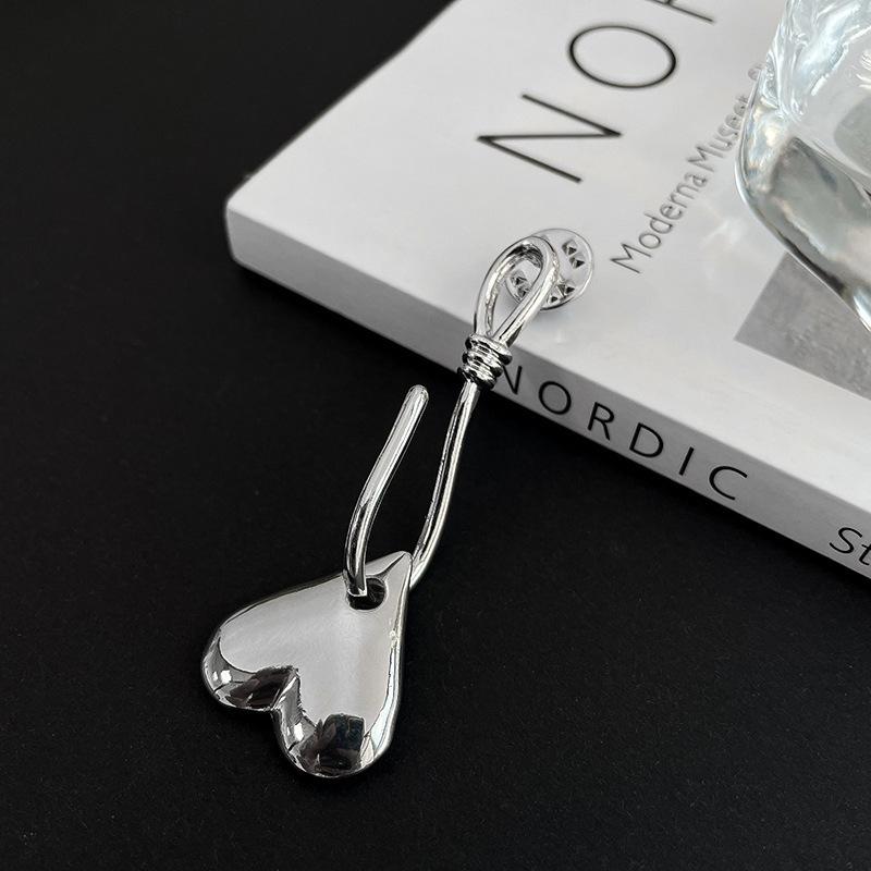 Fashion Metal Heart Tassels Chain Brooch for Women Punk Brooch Suit Jewelry Accessories Badge Best Friend Gift Brooch