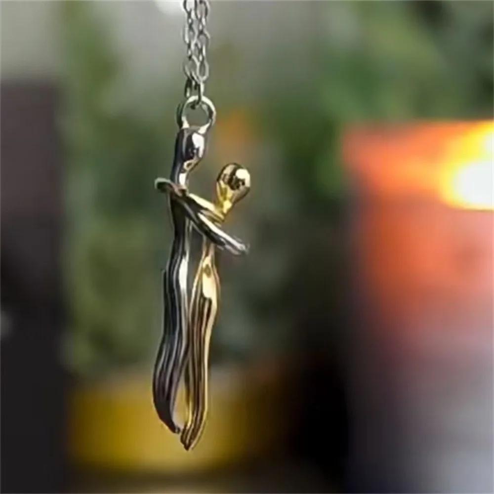 

Creative Design Couple Hug Slippable Pendant Necklace for Women Personality Retro Collarbone Chain Jewelry Anniversary Gift