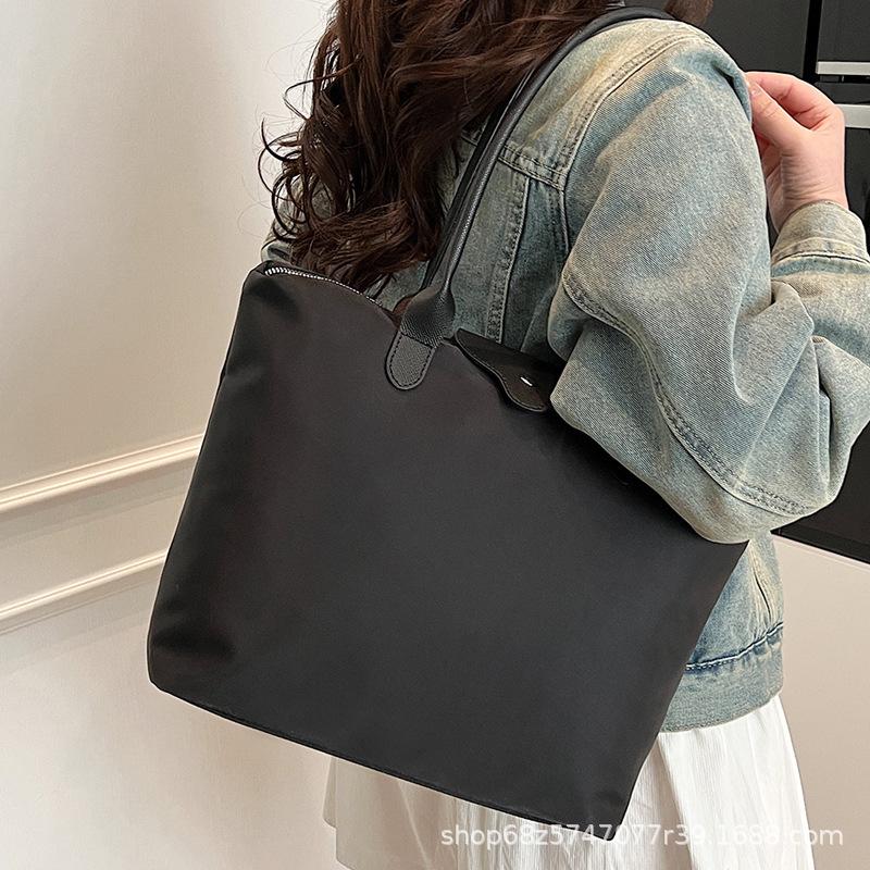 Casual hand-held large-capacity bag women's 2025 spring/summer new simple lightweight shoulder bag for commuting to work