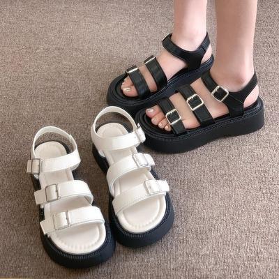 Sandálias casuais femininas 2024 Novo verão casual versátil moda romana sapatos confortáveis de fundo plano férias praia sapatos