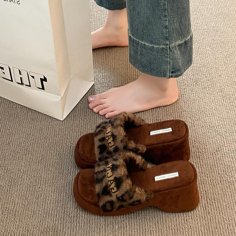 

Thick-bottomed fluffy slippers female 2025 new autumn Korean version high-end temperament French fairy muffin slippers female 40 леопард друку кольору