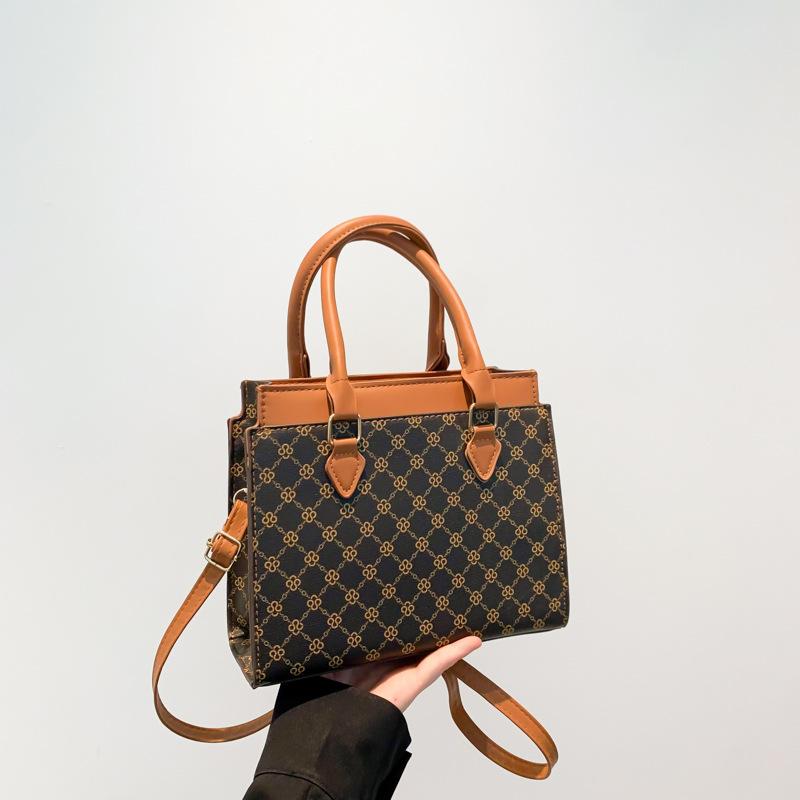 

Ретро премиальная сумка-мессенджер для поездок на работу, новая коллекция весна-лето 2025, универсальная сумка на плечо, корейская версия, маленькая квадратная сумка коричневый