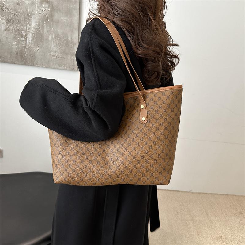 2025 new trendy personalized commuter portable tote bag beautiful niche design light luxury temperament shoulder armpit bag