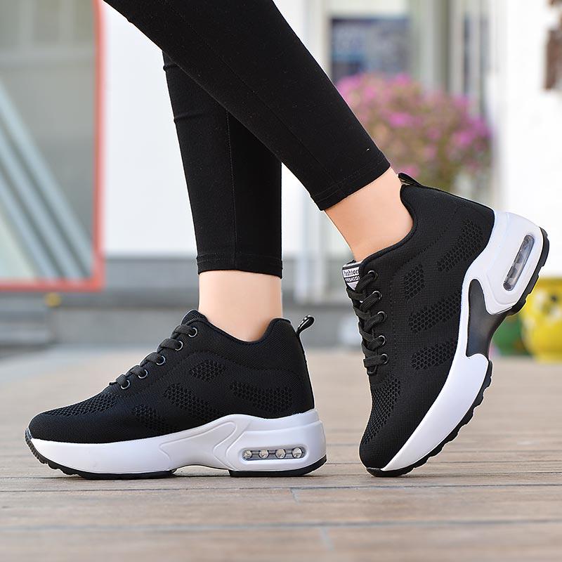 Fliegende gewebte Damenschuhe und Sneakers in der neuen Mode nehmen zu