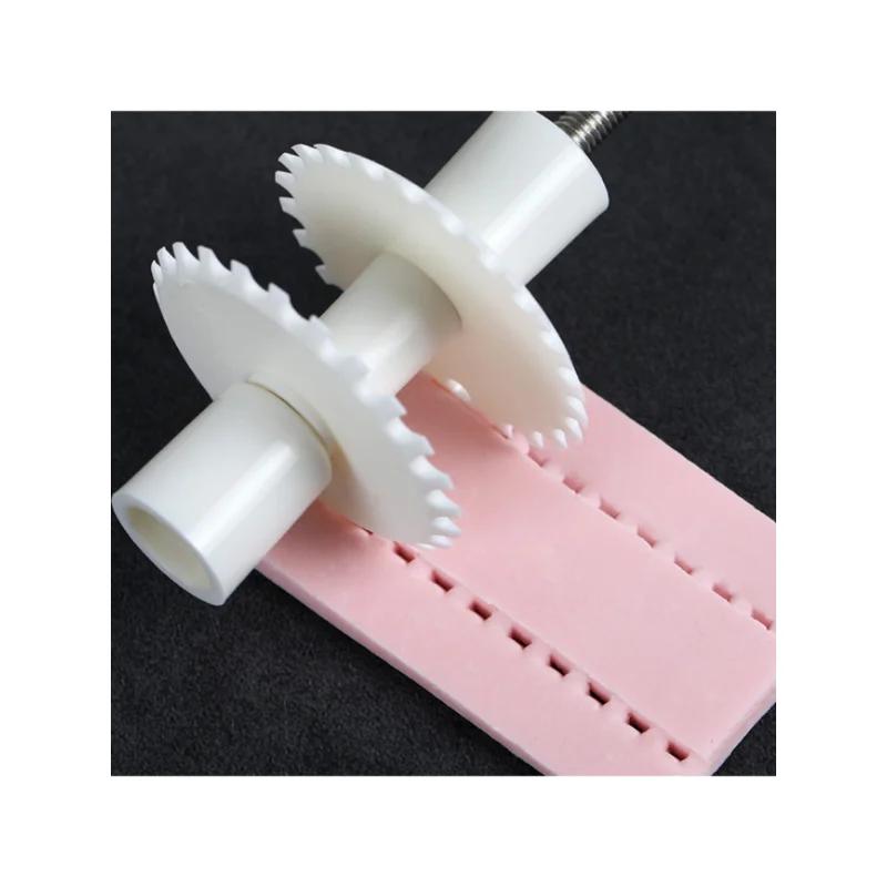 1 Zestaw Wielorazowy Wałek do Cięcia Wstążek z Fondantu Forma do Dekoracji Tortu Cukrowa Koronka Wytłaczarka DIY Narzędzie do Wycinania Ciasta na Ciasteczka