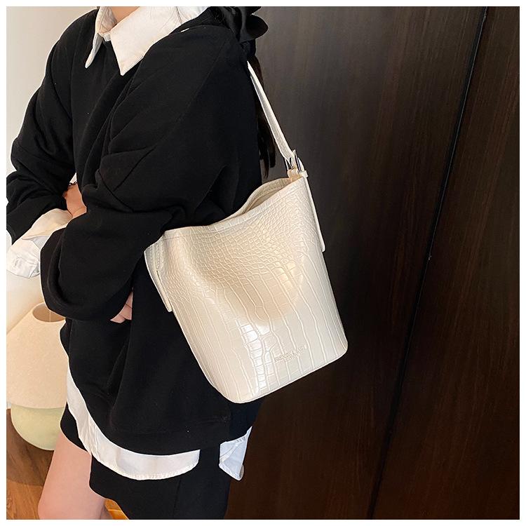 Spring and summer new fashion large-capacity bags women's fashion casual commuting simple messenger bucket bag