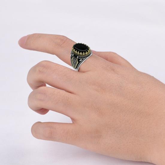 Anello Uomo Vintage Punk Metallo Intagliato Motivo Antico Bicolore Decorativo Regalo Agata Sintetica Intarsiata Anello da Festa Maschile Gioielli da Matrimonio