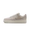 Air Force 1 07 SE Sail Glitzerndes Wildleder Damen Sneaker Grau Weiß Team-Rot HQ3499-100