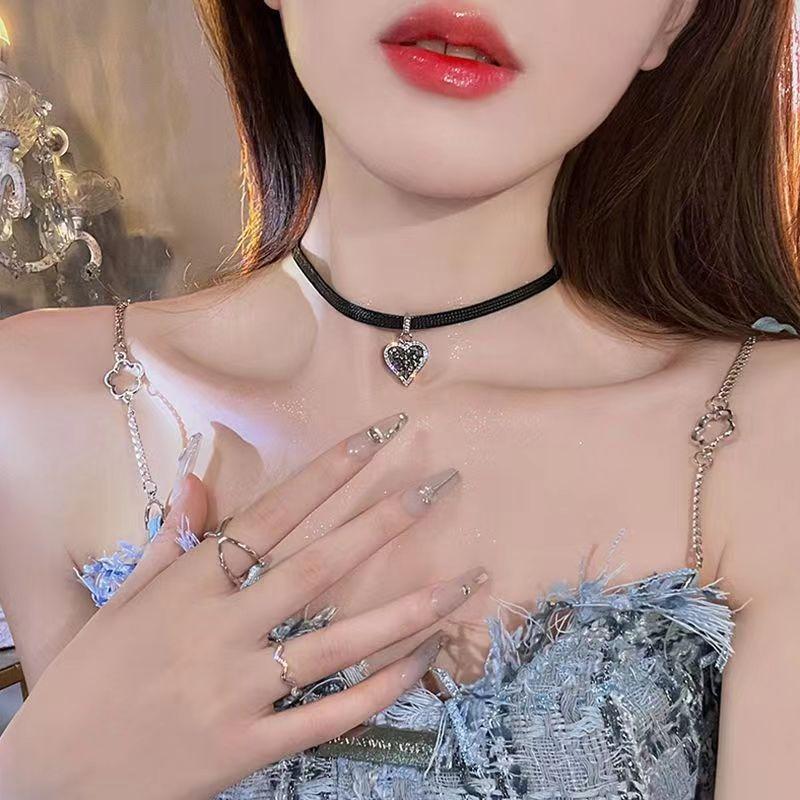 Heart Sniper~ Retro Black Peach Heart Clavicle Chain Leather Punk Style Accessories Niche Design Clavicle Chain