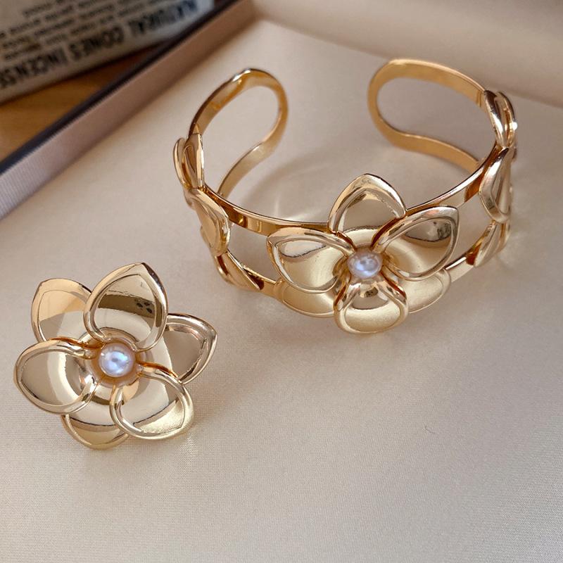 Wind metal flower hollow opening bracelet ring set exaggerated explosion bracelet light luxury high-end jewelry