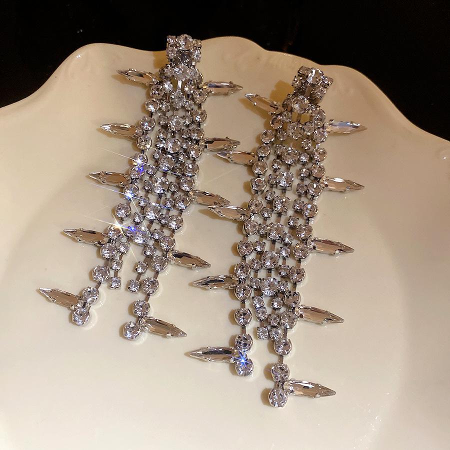 

Silver needle with diamonds, water drop fringed earrings,personality, exquisite fashion temperament, earrings, light luxury and high-end earrings