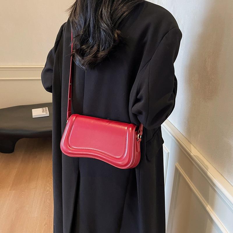 Niche underarm bag women's autumn and winter new fashion small square bag premium versatile messenger bag