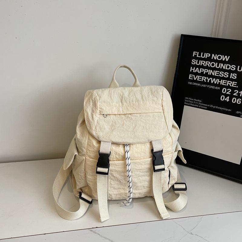 

Рюкзак модный, плиссированный и стильный. Школьный рюкзак трендовый и свежий, и это рюкзак со шнурком. бежевый