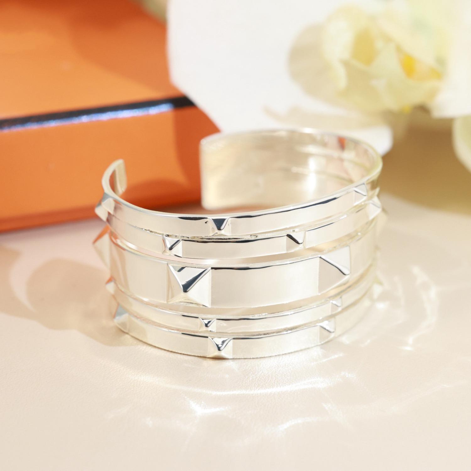 

High-end Jewelry Brand Retro Palace Wind Rivet Bracelet Gold-plated Dual-color Rock and Roll Elegant Gift for Daily Wear срібний