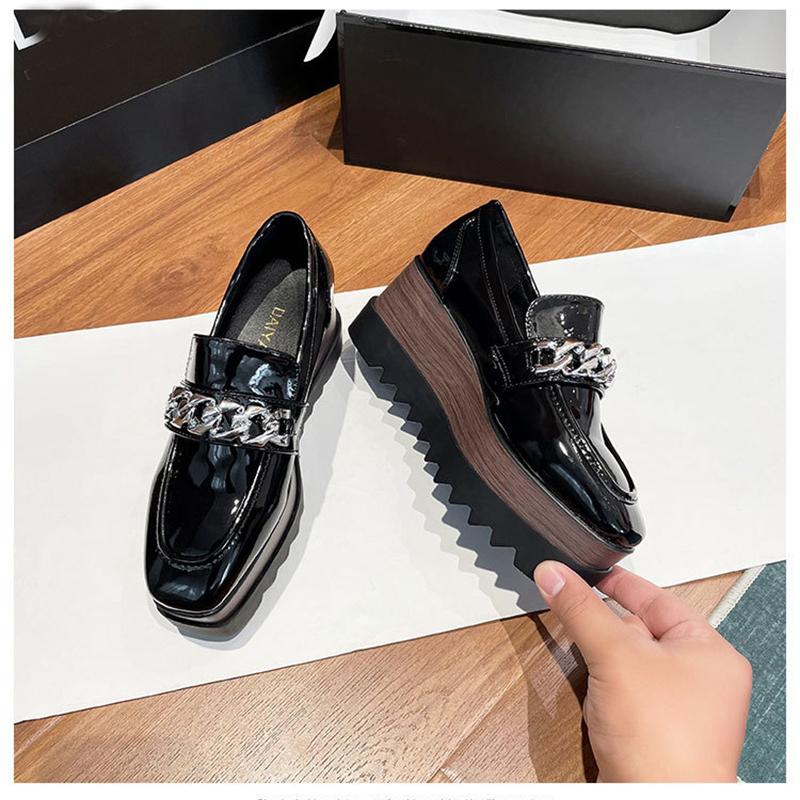 Lackiertes Leder Metallketten Plateauschuhe Frau eckige Zehenpartie Slipper Creepers Loafers Metalldekoration Brogues Flats Damen