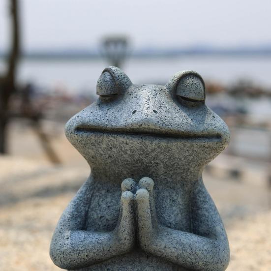 Frog Ornament Resin Material Wealth Luck Symbol Bionic Design Figure Frog Dog Meditation Ornament Indoor Outdoor Decor